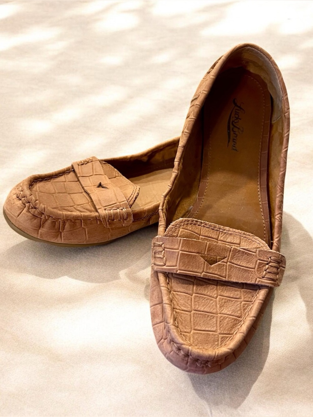 Lucky Brand loafer flats in a camel-colored crocodile print leather 9.5